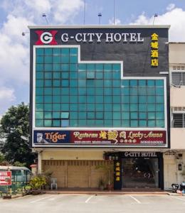 un edificio con un cartel para un hotel de la ciudad en Gcity hotel, en Teluk Intan