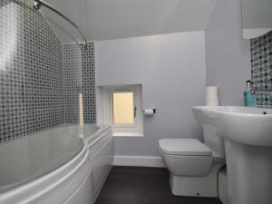 een badkamer met een bad, een wastafel en een toilet bij 2 Bed in Glenridding SZ178 in Glenridding +6 foto's