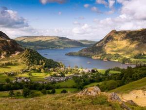 uitzicht op een meer in de heuvels bij 2 Bed in Glenridding SZ178 in Glenridding