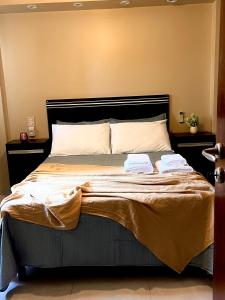 Un dormitorio con una cama grande con dos toallas encima. en Genetrix con Increíble pileta, en San Miguel de Tucumán 26 fotos más