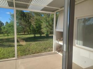 een open deur naar een patio met uitzicht op een veld bij Bosquemolinos in Villa Los Molinos +9 foto's