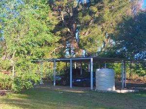 een garage met een auto erin geparkeerd bij Bosquemolinos in Villa Los Molinos