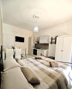 ein großes Schlafzimmer mit 2 Betten und einer Küche in der Unterkunft Da Nonno Mario in Bagnoli Irpino