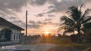 Východ nebo západ slunce při pohledu z ubytování v soukromí nebo okolí