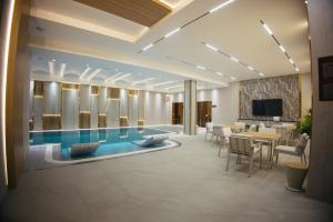 サマルカンドにあるAD Bellagioのロビー(スイミングプール、テーブル、椅子付)