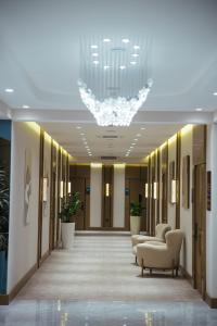 サマルカンドにあるAD Bellagioの廊下(椅子、シャンデリア付) +56枚の写真