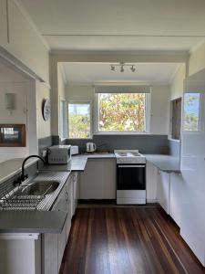 Η κουζίνα ή μικρή κουζίνα στο Beach Shack On Barlow