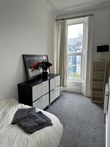 Una televisión o centro de entretenimiento en Woodland Terrace