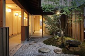 Κήπος έξω από το WGJ Hostel Kyoto