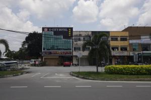Un estacionamiento vacío frente a un edificio en Gcity hotel, en Teluk Intan