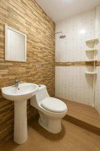 Ένα μπάνιο στο Toquipal Suites +12 φωτογραφίες