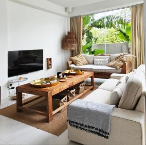 ein Wohnzimmer mit einer Couch und einem Couchtisch in der Unterkunft The Banana Tree House in Ban Ta Kun