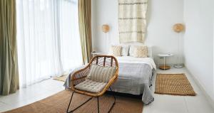 ein Schlafzimmer mit einem Bett und einem Stuhl in einem Zimmer in der Unterkunft The Banana Tree House in Ban Ta Kun