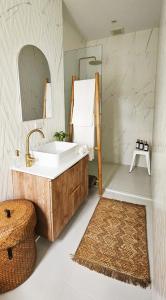 ein Badezimmer mit Waschbecken und Spiegel in der Unterkunft The Banana Tree House in Ban Ta Kun