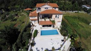 Luftaufnahme eines Hauses mit Swimmingpool in der Unterkunft Apartments in Lovran 15143 in Lovran