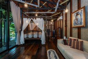 ein Wohnzimmer mit einer Couch und einigen Fenstern in der Unterkunft Voraman B-One in Chiang Mai + 106 Fotos