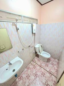 Ένα μπάνιο στο ปลาตอง รีสอร์ท