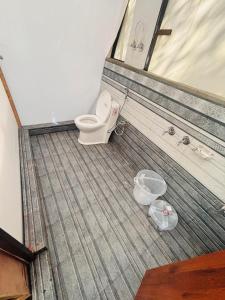 Ένα μπάνιο στο Hilltop camp kasol