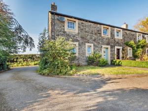 Una antigua casa de piedra con un camino de grava en 3 Bed in Cockermouth 92628, en Dean