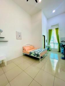 Un dormitorio con una cama en el medio de una habitación. en Ddiana 4 Airconds Netflix Wifi, en Alor Setar 9 fotos más