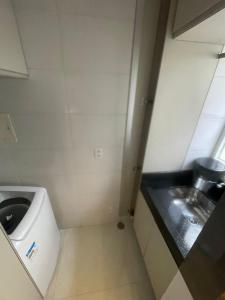 a small bathroom with a sink and a toilet at Apartamento Aconchegante e completo em Uberaba J & JF I in Uberaba