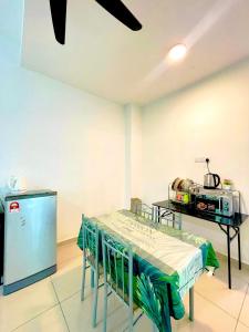 una habitación en el hospital con una mesa y una cama en Ddiana 4 Airconds Netflix Wifi, en Alor Setar