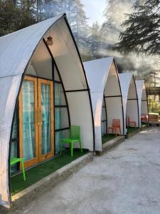 Το κτήριο όπου στεγάζεται  το οργανωμένο κάμπινγκ