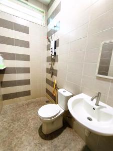 un baño con inodoro y lavabo en Ddiana 4 Airconds Netflix Wifi, en Alor Setar