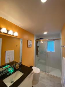 Koupelna v ubytování Beachbreeze Panoramic Oceanview 4BR 3BA Romantic Sunrise & Celestial Views + 65 fotografií