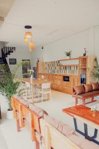 a living room with wooden benches and a table at Ark Guesthouse in Pai