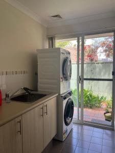 Η κουζίνα ή μικρή κουζίνα στο Sweet Home Property