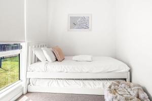 Postel nebo postele na pokoji v ubytování Stay and Float in Basin Bliss + 22 fotografií