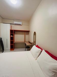 ein Schlafzimmer mit einem Bett und einem Schreibtisch und einem Schreibtisch in der Unterkunft WiU Cottage, Seri Iskandar in Seri Iskandar