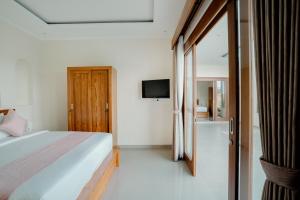Μια τηλεόραση ή/και κέντρο ψυχαγωγίας στο Bali Jepun Villa 2BR private pool villa nearUbud