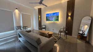 a living room with a couch and a table at Maison Áurea Loft in Cali