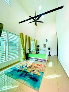 Un dormitorio con una cama y una alfombra en el suelo. en Ddiana 4 Airconds Netflix Wifi, en Alor Setar