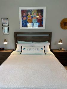 Postel nebo postele na pokoji v ubytování Sandy Toes Studio