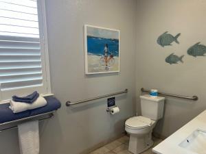 Koupelna v ubytování Sandy Toes Studio
