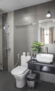 ein Badezimmer mit Toilette und Waschbecken in der Unterkunft Thủy Tiên-Thạch Thảo in Da Lat + 22 Fotos