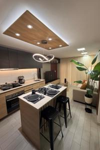 a kitchen with a island with stools in it at Lujo y confort en el corazón de Santiago in Santiago