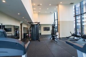 Γυμναστήριο ή/και όργανα γυμναστικής στο Home in the Sky 2BR,2BA with City Views,Pool & Gym