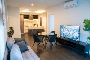 Η κουζίνα ή μικρή κουζίνα στο Home in the Sky 2BR,2BA with City Views,Pool & Gym