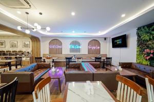 TV a/nebo společenská místnost v ubytování Front One Boutique Hotel Taman Anggrek