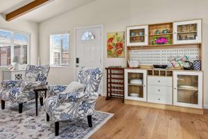 a living room with two chairs and a table at The Bay Escape in Cuesta-by-the-Sea