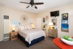 Ένα ή περισσότερα κρεβάτια σε δωμάτιο στο Waves and Whimsy