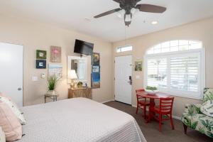 Ένα ή περισσότερα κρεβάτια σε δωμάτιο στο Waves and Whimsy