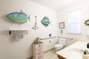 Ένα μπάνιο στο Waves and Whimsy +3 φωτογραφίες