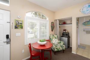 Η κουζίνα ή μικρή κουζίνα στο Waves and Whimsy