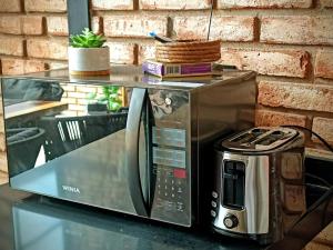 un microondas sobre una mesa con tostadora en House with a private heated pool, en Atlacholoaya