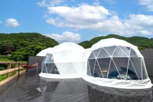 zwei weiße Kuppeln auf einem Deck in der Unterkunft SPRINGS VILLAGE Ashigara Tanzawa Onsen Resort & Gl - Vacation STAY 51634v in Hata